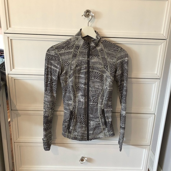 Tight Women’s Lululemon Sweater - Picture 1 of 3